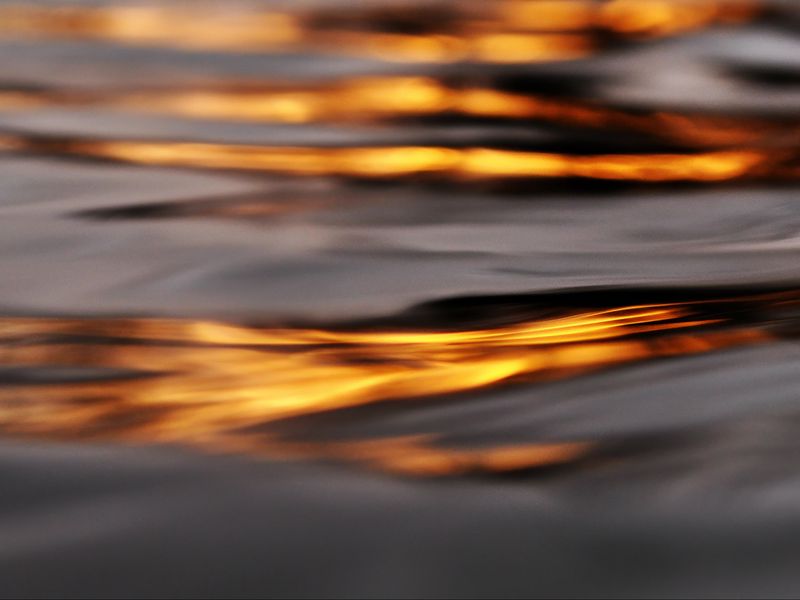 800x600 Wallpaper water, waves, glare, blur