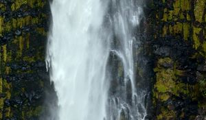 Preview wallpaper waterfall, rock, moss, splashes