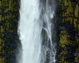 Preview wallpaper waterfall, rock, moss, splashes