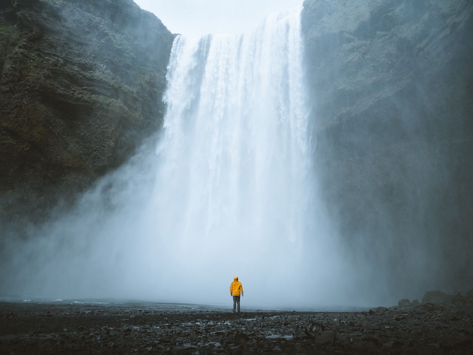 Download wallpaper 1600x1200 waterfall, silhouette, man, water, clif ...