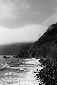 Preview wallpaper wave, rocks, bw, fog