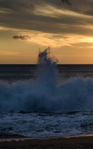 Preview wallpaper wave, sea, splash, spray, sunset