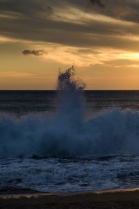 Preview wallpaper wave, sea, splash, spray, sunset