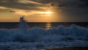 Preview wallpaper wave, sea, splash, spray, sunset