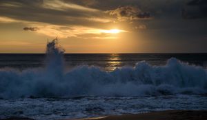 Preview wallpaper wave, sea, splash, spray, sunset