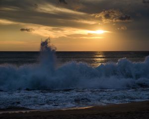 Preview wallpaper wave, sea, splash, spray, sunset
