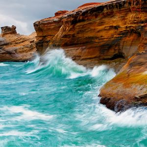 Preview wallpaper waves, blue water, coast, rocks, bright