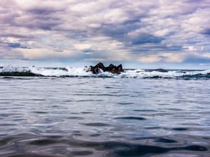 Preview wallpaper waves, spray, rocks, horizon