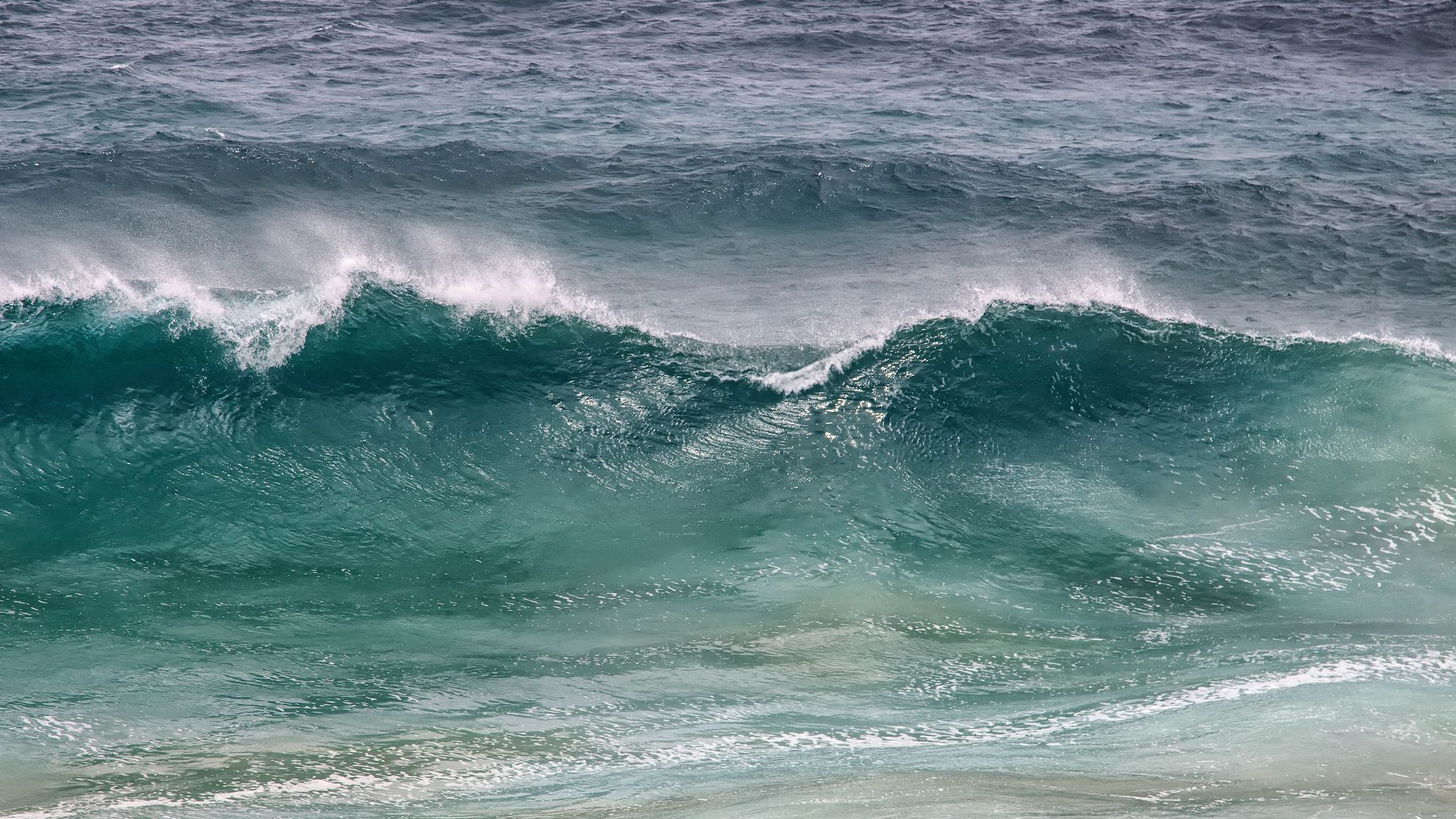 Download wallpaper 2048x1152 waves, spray, water, sea, storm ultrawide ...