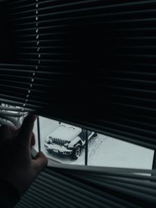 Preview wallpaper window, blinds, car, suv, snow