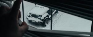 Preview wallpaper window, blinds, car, suv, snow