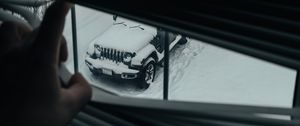 Preview wallpaper window, blinds, car, suv, snow