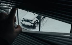 Preview wallpaper window, blinds, car, suv, snow