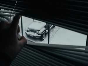 Preview wallpaper window, blinds, car, suv, snow