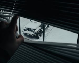 Preview wallpaper window, blinds, car, suv, snow