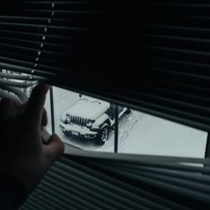 Preview wallpaper window, blinds, car, suv, snow