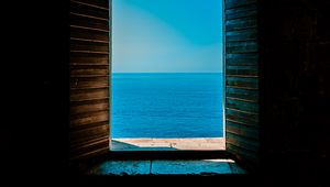 Preview wallpaper window, building, sea, horizon, sky