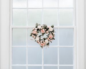 Preview wallpaper window, wreath, heart, minimalism