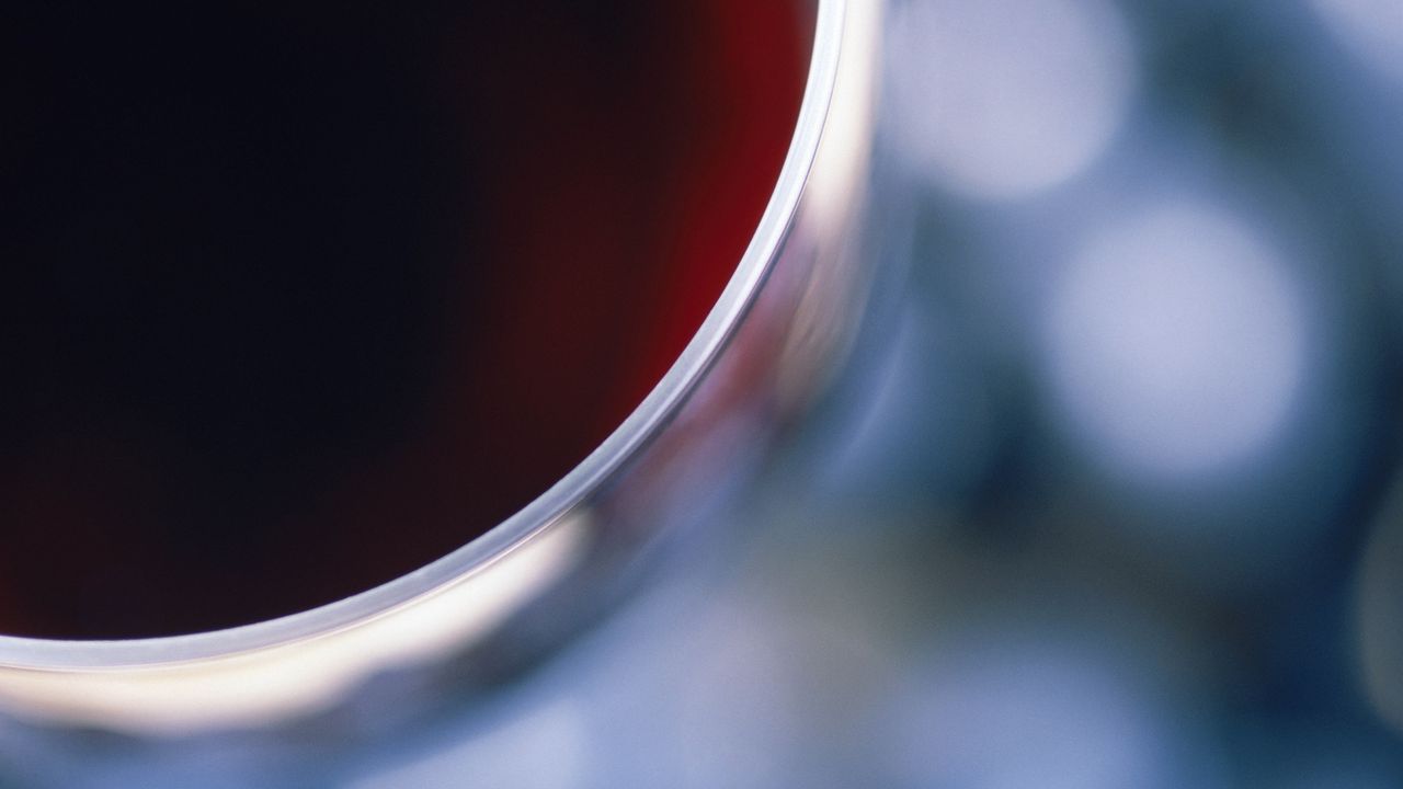 Wallpaper wine glass, close up, glare
