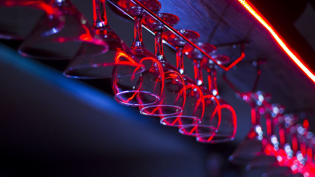 Wallpaper wine glasses, lighting, holder