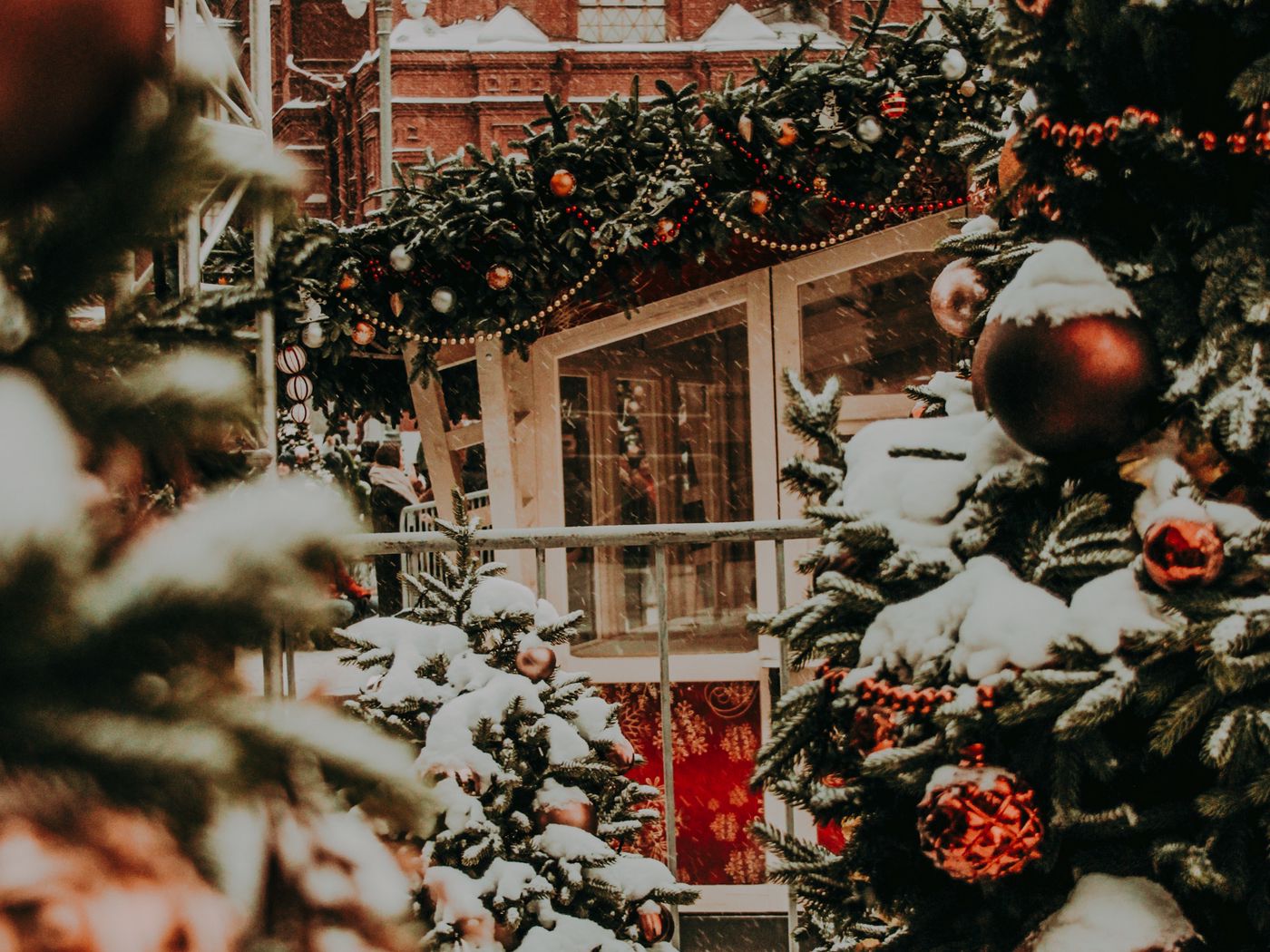 1400x1050 Wallpaper winter city, new year, christmas, snowfall, decorations