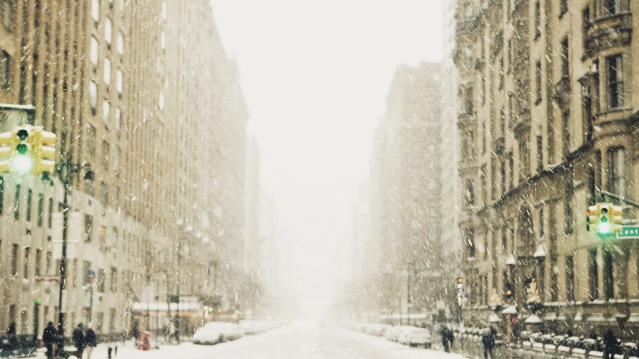 Wallpaper winter, snow, city, street, metropolis, traffic light