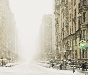 Preview wallpaper winter, snow, city, street, metropolis, traffic light