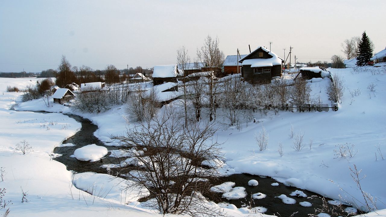Wallpaper winter, snow, house, small river, bushes, tranquillity