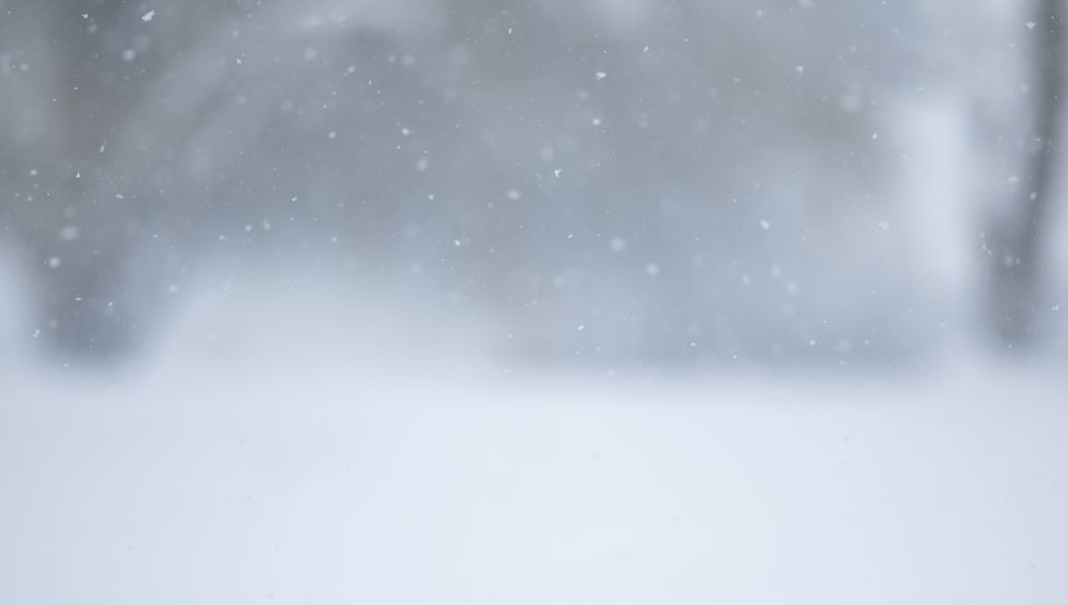 960x544 Wallpaper winter, snow, snowflakes, blur, white