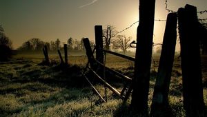 Preview wallpaper wire, protection, light, grass, morning, frosts