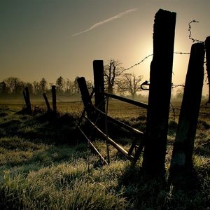 Preview wallpaper wire, protection, light, grass, morning, frosts