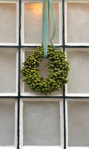 Preview wallpaper wreath, berries, green, window