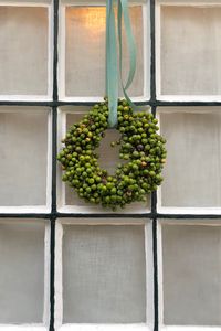 Preview wallpaper wreath, berries, green, window