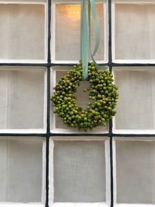 Preview wallpaper wreath, berries, green, window