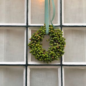 Preview wallpaper wreath, berries, green, window