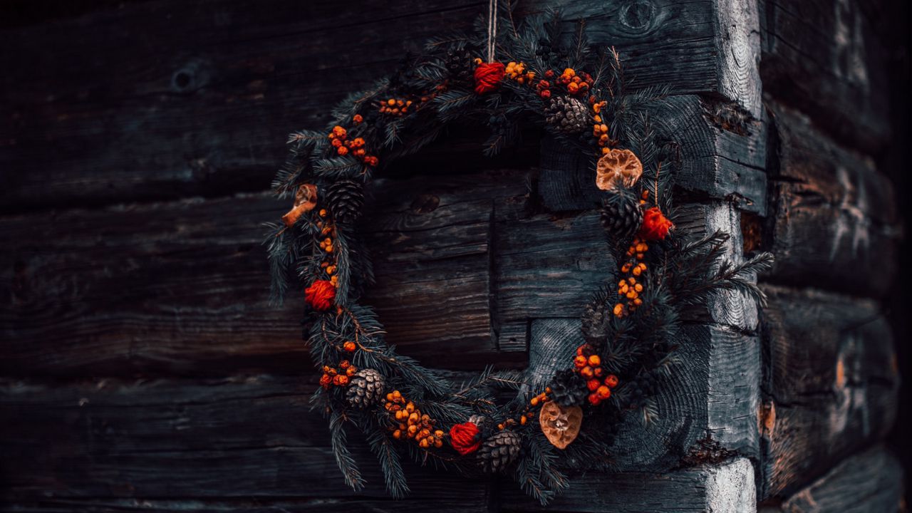 Wallpaper wreath, branches, cones, berries, decoration