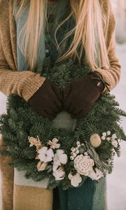 Preview wallpaper wreath, christmas, new year, hands, girl, winter
