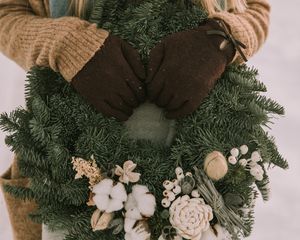 Preview wallpaper wreath, christmas, new year, hands, girl, winter