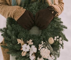 Preview wallpaper wreath, christmas, new year, hands, girl, winter