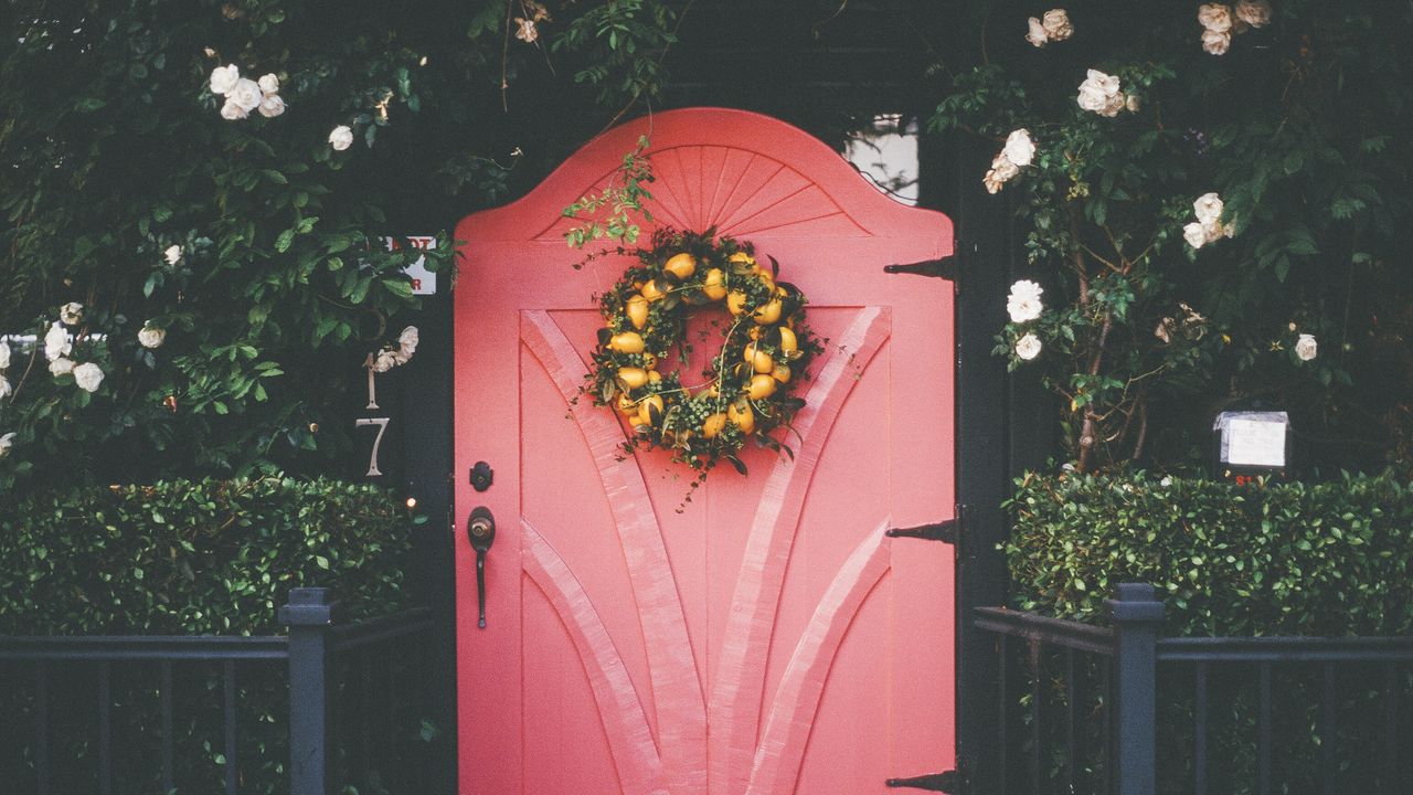 Wallpaper wreath, door, decoration