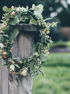 Preview wallpaper wreath, flowers, fence