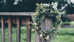 Preview wallpaper wreath, flowers, fence