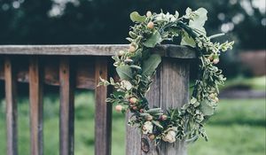 Preview wallpaper wreath, flowers, fence