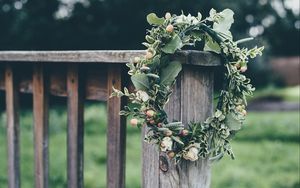 Preview wallpaper wreath, flowers, fence