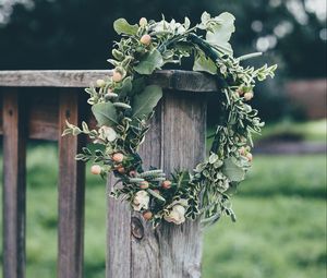 Preview wallpaper wreath, flowers, fence