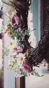 Preview wallpaper wreath, flowers, petals, blur