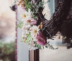 Preview wallpaper wreath, flowers, petals, blur
