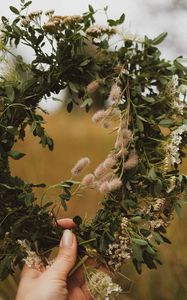 Preview wallpaper wreath, hand, flowers, grass, fingers