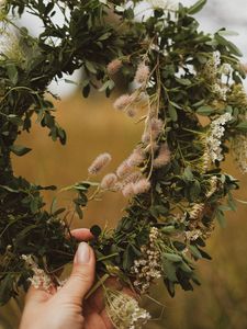 Preview wallpaper wreath, hand, flowers, grass, fingers