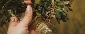 Preview wallpaper wreath, hand, flowers, grass, fingers